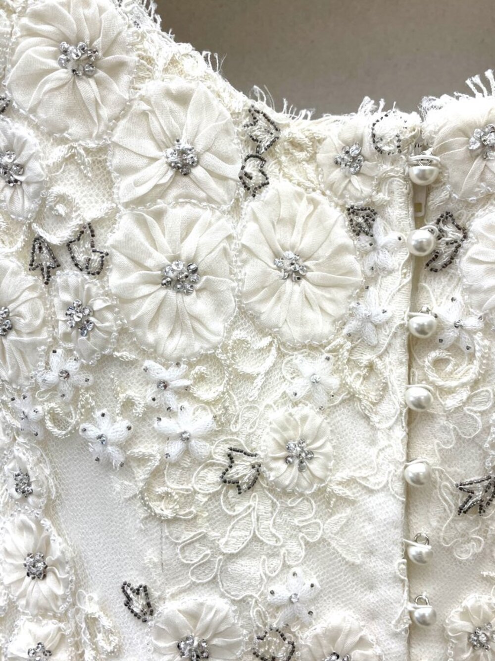 Vintage Monique Lhuillier Fall 2007 Lace Wedding Gown - Picture 6 of 12
